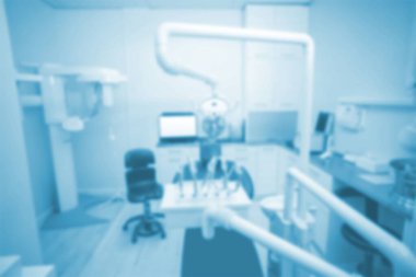 Diş sağlığı kliniğindeki tıbbi ekipmanların odaklanmamış görüntüsü