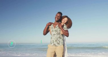 Kumlu kumsalda poz veren erkek ve kadın, İkili 'nin etrafında kaybolan ikonları aktive ederek yeşil enerjiyi teşvik ediyorlar. Romantizm, sürdürülebilirlik, uyum, eğlence, doğa, dinginlik, canlılık