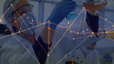 Kadın bilim adamı elinde mavi ve turuncu mataralar tutarak renkleri animasyon veri örtüsüyle karşılaştırmaya başladı. Bilim adamı, laboratuvar, analitik, araştırma, kimya, veri görselleştirme, deney