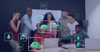 Ekip dizüstü bilgisayarda yazacak, şeffaf örtüşmeler başlatacak ve sürdürülebilirlik ölçümlerini inceleyecek. İşbirliği, takım çalışması, yenilik, analitik, modern, kurumsal, veri görselleştirme