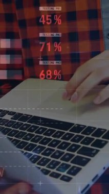 Dizüstü bilgisayar ve tablet kullanılarak çeşitli meslektaşların veri işleme ve diyagramlarının animasyonu. Küresel iş ve dijital arayüz kavramı dijital olarak oluşturulmuş video.