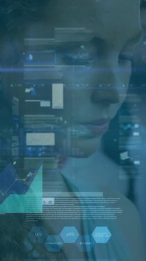 Veri tabloları ve grafikler inceleniyor, fütüristik ofis ortamındaki iş adamları. analitik, yenilik, takım çalışması, şirket, teknoloji, dijital