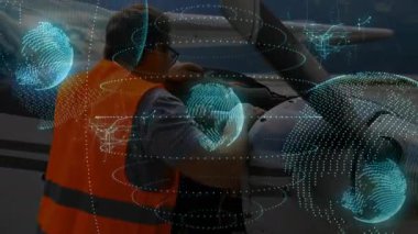 Teknisyen uçak pervanesini inceliyor ve tanı verilerini gösteren holografik küreleri çalıştırıyor. Havacılık, bakım, teknoloji, teftiş, tanı, uzay, sanayi