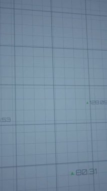 Beyaz arkaplana karşı ızgara desen üzerinde değişen sayılarla düşen grafiklerin animasyonu. Dijital olarak üretilmiş, hologram, illüstrasyon, rapor, iş dünyası, kayıp ve azaltma kavramı.