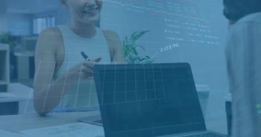 Yarı saydam çizelgelerin ardından mali verileri analiz eden meslektaşlar, performansı değerlendirmek üzere dizüstü bilgisayarı kaplarlar. İşbirliği, analitik, yenilik, takım çalışması, dijital, iş dünyası, içgörü