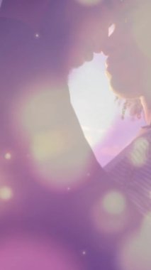 Afrika kökenli Amerikalı çiftlerin üzerinde parlayan mavi noktalar. Deniz kenarındaki kayalıklarda birbirlerini kucaklıyorlar. Aşk ve ilişki kavramı