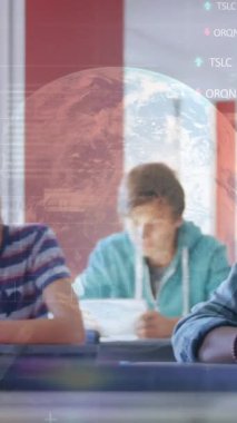 Sınıfta dijital tablet kullanan Afrikalı Amerikalı bir çocuğa karşı borsa verileri işleniyor. Okula ve eğitim konseptine dönüş