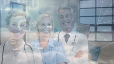Bulut tabakası tıbbi profesyonellerin gerisinde soluyor. Animasyon HUD kaplamalarıyla hayati belirtileri takip ediyor. Sağlık, teknoloji, işbirliği, teletıp, yenilik, tanı, profesyonellik