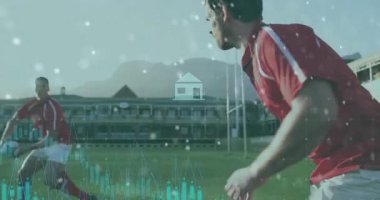 Rugby oyuncuları pas veriyor ve analiz için grafiklerden simgelere evrimleşen veri örtülerini başlatıyorlar. Sporcular, antrenman, spor, eylem, teknoloji, veri, takım çalışması