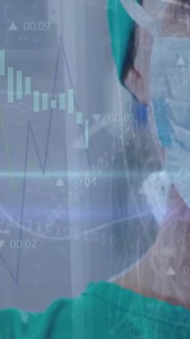 Ofisteki iş adamının finansal veri işleme animasyonu. Küresel tıp veri işleme ve dijital arayüz konsepti dijital olarak oluşturulmuş video.