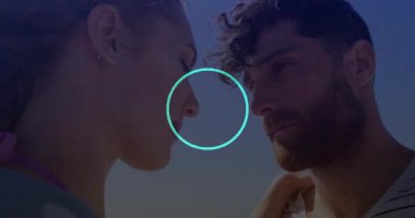 Plajdaki çift, yüzlerin etrafında daire şeklinde kayboluyor, pazarlama için alınlarına bastırılmadan önce şebeke daralıyor. Romantizm, bağlantı, huzur, samimiyet, sükunet, ufuk, ahenk