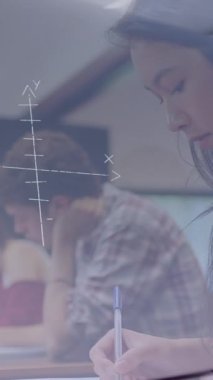 Sınıfta dizüstü bilgisayarla matematik denklemlerinin animasyonu. eğitim, öğrenme ve teknoloji konsepti dijital olarak oluşturulmuş video.