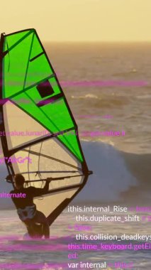 Okyanus dalgaları üzerinde rüzgar sörfçüsü ve programlama kodu animasyonu. Rüzgar sörfü, spor, teknoloji, kodlama