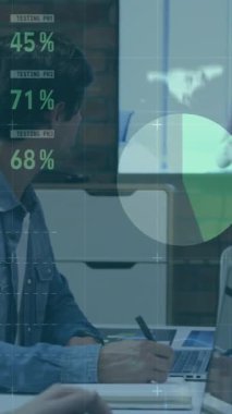 Ofisteki çeşitli iş adamları üzerinde finansal veri işleme animasyonu. Küresel hesaplama, dijital arayüz ve veri işleme kavramı dijital olarak oluşturulmuş video.