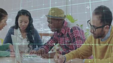 İş arkadaşları iş toplantısında örnek alırken bir kadın dizüstü bilgisayar kaldırıyor ve renk seçiyor. İşbirliği, takım çalışması, profesyonel, beyin fırtınası, yaratıcı, iletişim, ofis