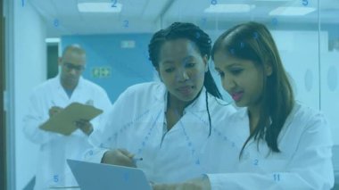 Laboratuvar bilim adamları dizüstü bilgisayara yaklaşıyorlar. Rakamsal grafikleri gözden geçiriyorlar. Meslektaşlar not giriyorlar. Araştırma, yenilik, işbirliği, teknoloji, analitik, profesyonel, modern