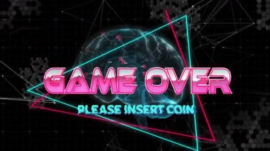 Beyin hologramı şebeke etrafında kayboluyor üçgenleri döndürüyor ve bozuk para yerleştirmek için oyun metnini süpürüyor. Fütürist, dijital, neon, sibernetik, soyut, teknolojik, dalgın