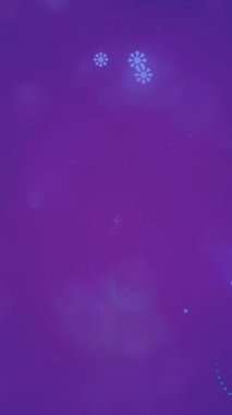 Mor arka planda düşen yılbaşı ağaçları ve karların animasyonu. Noel, şenlik, kutlama ve gelenek konsepti dijital olarak oluşturuldu.