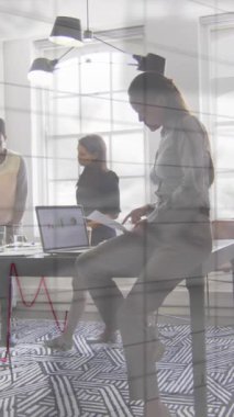 Ofiste birlikte tartışan bir grup farklı kadının istatistiksel veri işleme animasyonu. Bilgisayar arayüzü ve iş veri teknolojisi kavramı