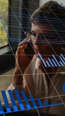 Ofiste akıllı telefondan konuşan beyaz kadın hakkında istatistiksel veri işleme animasyonu. Bilgisayar arayüzü ve iş veri teknolojisi kavramı