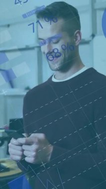 Kafkas işadamının ofisindeki finansal veri işleme animasyonu. Küresel hesaplama, dijital arayüz ve veri işleme kavramı dijital olarak oluşturulmuş video.