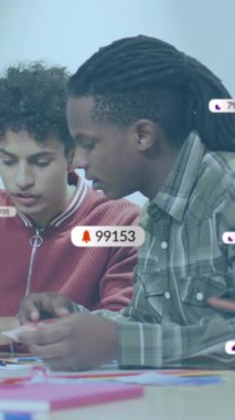 Ofisteki çeşitli iş adamları üzerinde sosyal medya veri işleme animasyonu. Küresel iş, finans, hesaplama ve veri işleme kavramı dijital olarak oluşturulmuş video.