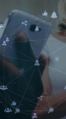 Ofisteki çeşitli iş adamlarının simgeleriyle bağlantı ağının animasyonu. Küresel iş, finans, hesaplama ve veri işleme kavramı dijital olarak oluşturulmuş video.