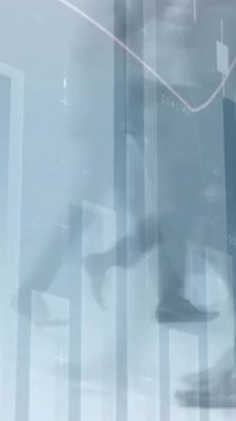 Çeşitli iş adamlarının yürümesi üzerine finansal veri işleme animasyonu. küresel iş, finans, bağlantılar ve dijital arayüz konsepti dijital olarak oluşturulmuş video.