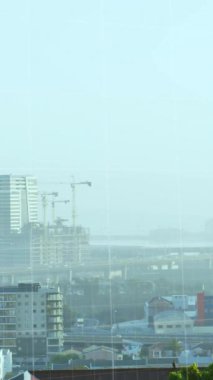 Binalar üzerinde kırmızı çizgilerin ve finansal veri işlemenin animasyonu. Küresel finans, iş, bağlantılar, hesaplama ve veri işleme kavramı dijital olarak oluşturulmuş video.