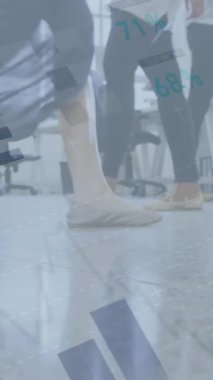 Ofiste yürüyen iş adamları üzerinde finansal veri işleme animasyonu. küresel finans, iş ve dijital arayüz kavramı dijital olarak oluşturulmuş video.