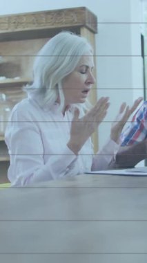 Laptop kullanan Kafkasyalı yaşlı çiftin finansal veri işleme animasyonu. Küresel finans, iş, bağlantılar, hesaplama ve veri işleme kavramı dijital olarak oluşturulmuş video.