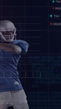 Amerikalı futbolcu finansal verileri ve grafik animasyonlarını topa fırlatıyor. Spor, atlet, analitik, strateji, takım çalışması, analiz