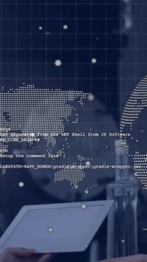 Tabletteki verileri analiz etmek, dijital dünya haritasıyla animasyon izleyen bir kadın. Teknoloji, yenilik, analitik, kullanıcı arayüzü, bilgi, dokunmatik ekran