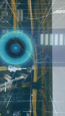 Beyaz kadının sunucuları kontrol etmesi üzerinden veri işleme animasyonu. veri işleme, dijital ekran ve teknoloji konsepti dijital olarak oluşturulmuş video.