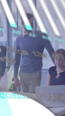 Muhtelif meslektaşların ofiste iş görüşmesi üzerine finansal veri işleme animasyonu. Küresel iş, finans, bilgisayar ve dijital arayüz kavramı dijital olarak oluşturulmuş video.