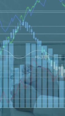 Ofiste birlikte tartışan çeşitli iş adamları üzerinde finansal veri işleme animasyonu. Küresel finans ve iş veri teknolojisi kavramı