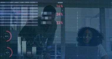 Üst üste binen adam çubukları işaret ediyor ve kadın iş çizelgelerini gösteren dizüstü bilgisayara bakıyor. Analizler, üretkenlik, işbirliği, şirket, dijital, profesyonel, bilgi