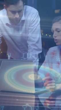 Ofiste iş birliği, meslektaşlar dijital arayüzde animasyonlu dizüstü bilgisayar kullanıyorlar. Takım çalışması, işbirliği, beyin fırtınası, teknoloji, yenilik, iş