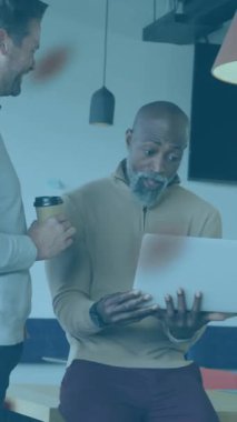 Ofiste, üç adam dizüstü bilgisayarla çalışmayı ve animasyonu izlemeyi tartışıyor. İşbirliği, takım çalışması, beyin fırtınası, teknoloji, tartışma, dijital