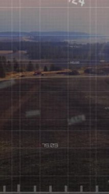 Saha üzerinde finansal veri işleme animasyonu. Dijital olarak oluşturulan küresel finansman, enerji ve çevre konsepti.