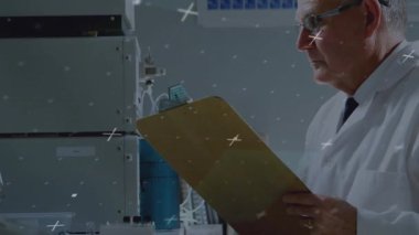 Kimya laboratuvarındaki pano verilerini doğrulayan bilim adamı, tuşları ayarlıyor, düğmeye basıyor ve görüntüyü izliyor. Araştırma, yenilik, kesinlik, teknoloji, bilimsel, deneysel, analitik