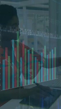 İş kadını, ofisteki finansal grafikleri ve veri işleme animasyonunu analiz ediyor. Finans, analitik, strateji, veri analizi, şirket, teknoloji