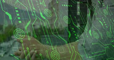 Teknik cihaz uyarısı pencerede yeşil grafikleri başlatırken bir adam bileği kontrol ediyor ve verileri inceliyor. Teknoloji, yenilik, dijital, fütürizm, iş, analitik, arayüz