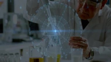 Laboratuvardaki kıdemli bilim adamı, hologram berraklığı izlerken pipeti aktifleştiriyor. Araştırma, yenilik, kesinlik, teknoloji, akademi, deney, keşif