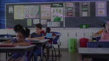 Kameralar öğrencilerin notlar yazdığını gösterirken benekli dalgalar eğitimi gösteriyor. Sınıf arkadaşları, eğitim, öğrenme, odaklanma, gençlik, sınıf, işbirliği