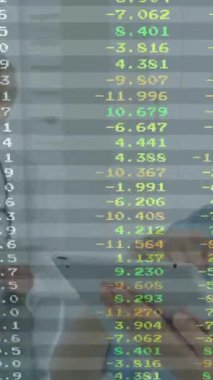 Ofiste, çeşitli iş adamları finansal verileri animasyon örtüsüyle tartışıyor. Takım çalışması, işbirliği, teknoloji, analitik, strateji, toplantı