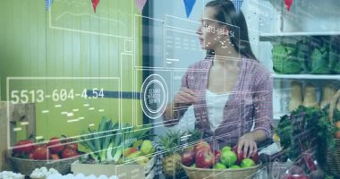 Üretime doğru uzanan kadın AR istatistik panellerini gösteriyor, domatesleri inceleyen nesneleri inceliyor. Güçlendirilmişlik, market, tüketici teknolojisi, dijital arayüz, sağlık yaşam tarzı, yenilik, görsel teknoloji