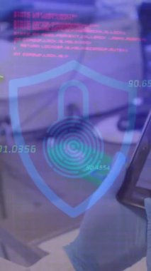 Tablet kullanan kadın doktorun üzerindeki asma kilit simgesiyle veri işleme animasyonu. Küresel tıp, sağlık ve dijital arayüz kavramı dijital olarak üretilen video.