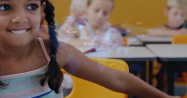 Sınıftaki gizli mesaj için kollarını açıp gülümseyen bir kız öğrenci. Sınıf arkadaşları, çocukluk, iletişim, sınıf, çeşitlilik, gençlik, arkadaşlık