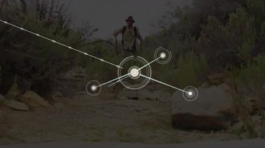 Kayalık kanyon yolundan inen yürüyüşçü teknolojiyi kullanarak hareketli düğüm ağı haritalamaya başlıyor. Macera, keşif, engebeli, teknoloji, bağlantı, görselleştirme, hareket
